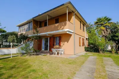 Image de Villa à 900 mètres de la mer avec grand jardin, cuisine et salle de bain rénovée