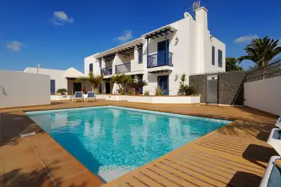 Image de Small block of 6 apartments, just a stones through from Marina Rubicon