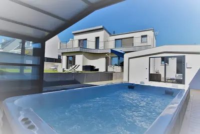 Image de Villa des Marins pêcheurs, 8 couchages, grand jacuzzi, 200 mètres de la mer