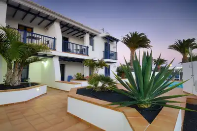 Image de Small block of 6 apartments, just a stones through from the Marina Rubicon.