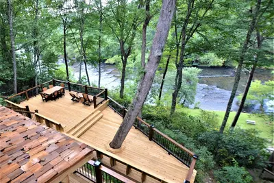 Image de Fishtrap Overlook on the Toccoa River - Luxury River Cabin w/ Easter Promotions!