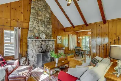 Image de Cozy Vintage Michiana Shores Cottage w/Fireplace, Firepit, & Screened-in Porch