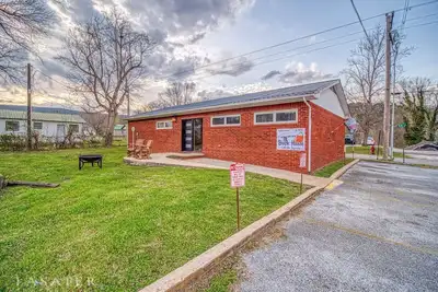 Image de BrickHouse off the Square - Cozy 3 bedroom house