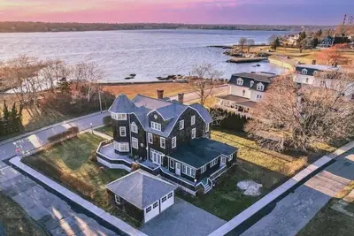 Image de Stately Family Home on the Water Near Mystic