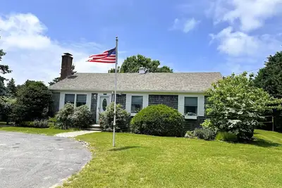 Image de The Alpine/Walk to Beach for 2 or more!