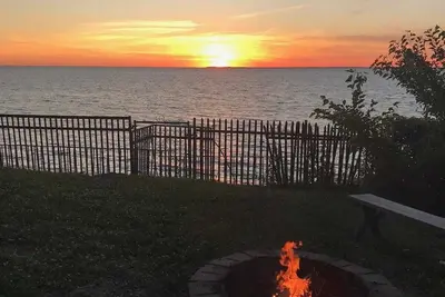 Image de Live on the Lake! 3 Bdr, huge living room, fire pit, cabana, Sunsets and Fun!