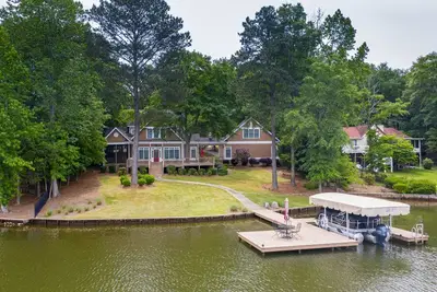 Image de Lovely Lake Escape on Lake Oconee with game room, hot tub and fire pit