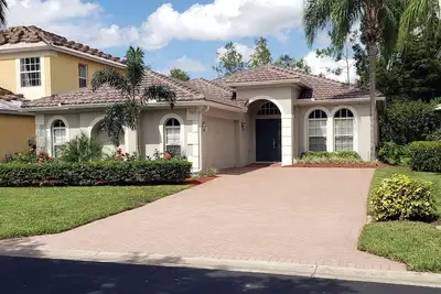 Image de 3 Br, 2 Bath W/ Community Pool & Exercise Rm Located In A Quiet Gated Community