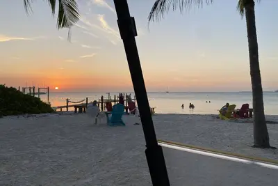 3 Bed Beautiful Keys Home, Quick walk to private beach.