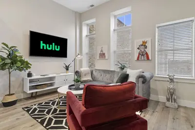 Image de The Greyhound \"Chic Apt near Lake Michigan\"