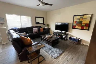 Image de No Stairs! First Floor 2bd/2bth + Murphy Bed Sleeps 4-6 -