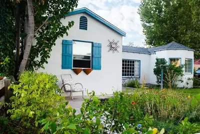 Image de Walk to Main St! 20 min drive to Whitney Portal. High speed internet