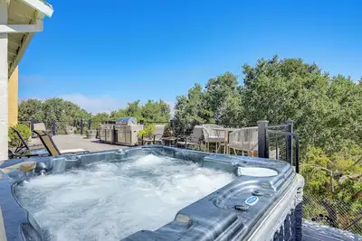 Image de Vallejo Home w/ Spacious Deck, Hot Tub & Views