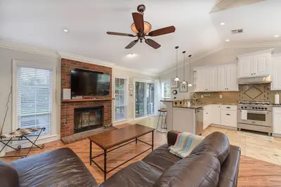 Image de Cozy family home in prime location, pet friendly, fully fenced!