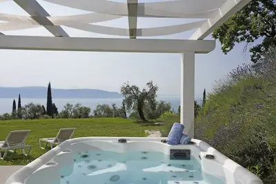 Image de Cà Bianca sotto: in the middle of the nature with jacuzzi and lake view