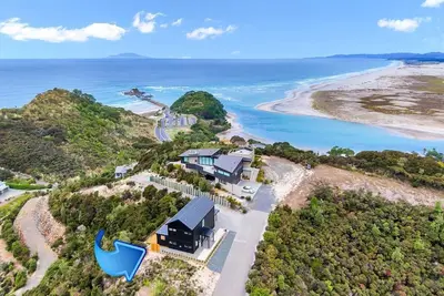 Image de Sand Dune Lodge - Beautifully designed home with massive living areas, extensive views and all a short stroll to either the surf beach or calmer estuary bays. Huge deck, flat screen tv, sky, designer kitchen and plenty of room to spread out. Ultimate