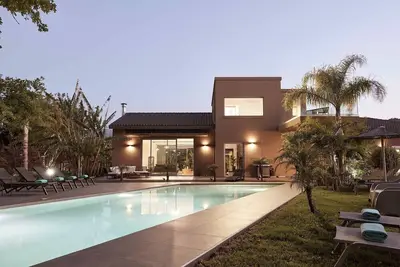Villa Fuerte I Free 2 7-seater Minivans, Private *Heated pool