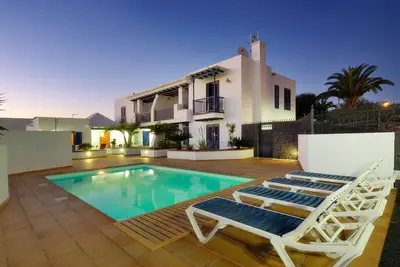 Image de Small block of 6 apartments, just a stones through from the Marina Rubicon.