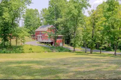 Image de Modern Farmhouse; Quiet, Eclectic, Cozy, Fun, situated on a peaceful Creek.