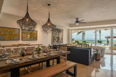 Image de Beachfront Paradise:Poolside Terrace & View.