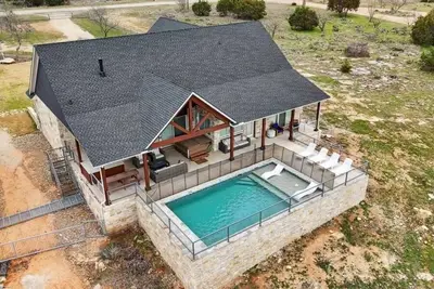 Image de On The Rocks Pk: Beautiful 5 Bedroom 3 bath home with pool and hot tub