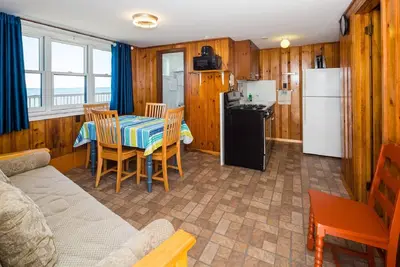 Image de Cozy Oceanfront Retreat in the Tuna Saturday at the Oceana Cottages