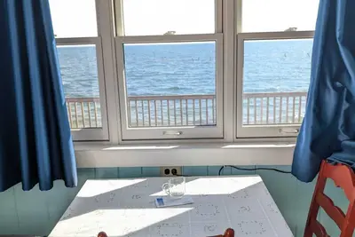 Image de Enjoy the Relaxing Oceanview at the Ballyhoo Saturday cottage located at the Oceana Cottages