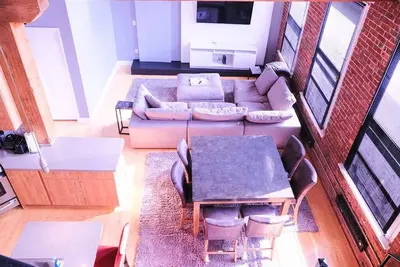 Image de The Top Floor Penthouse 4 Br 3 Bath 2, 000 Sq Ft