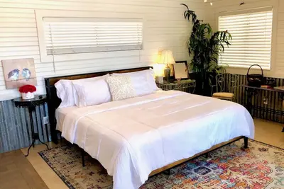 Image de Birdhouse Cottage - King Bed: Cozy cottage with Lake Views & Access