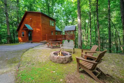 Image de 1br log cabin, sleeps 5, firepit, hot tub, 1 free ticket to Dollywood!
