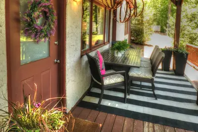 Image de Dt Helen on River Sleeps 4, 1br\/1ba with Yonah Views: Das Klein Gastehaus