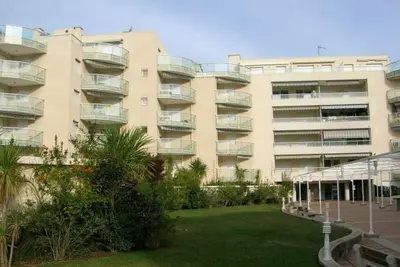 Image de Appartement calme au cœur de Cavalaire, climatisé avec terrasse, parking et toutes commodités