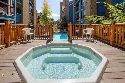 Image de Skiers studio with WiFi, pool, hot tub, sauna, & balcony in downtown location