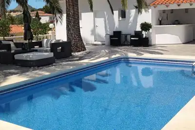 Image de Maison de vacances avec Wifi, climatisation, piscine privée, Tv, terrasse, animaux admis, parking