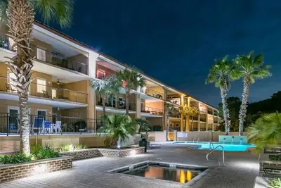 Image de Very Clean Luxury Condo With 2 Pools! Walking Distance To The Beach!