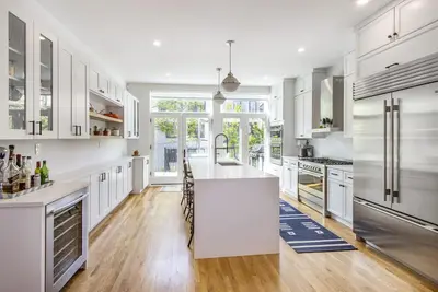 Image de Luxury Renovated Dream Townhouse on Beautiful Tree Lined Block