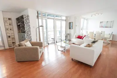 Image de Superbe Thames Riverfront Voir Appartement à proximité de Canary Wharf!