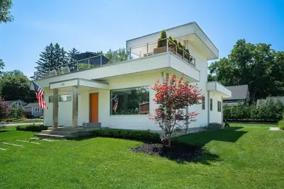 Image de Douglas Modern Villa - Steps to downtown | Game Rm | Backyard Oasis