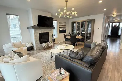 Image de Luxury  Summer Home, Basketball Court, Hot Tub Firepit Excellent Beds & Linens.