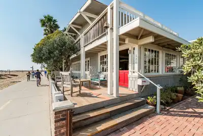 Image de Historic house with beach vibe. Sand out the front door, ocean on the horizon