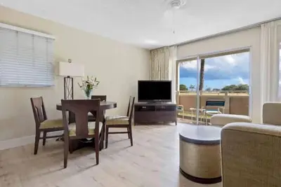 Image de Island Paradise Getaway: Close to Beaches & Attractions! Balcony + Living Area