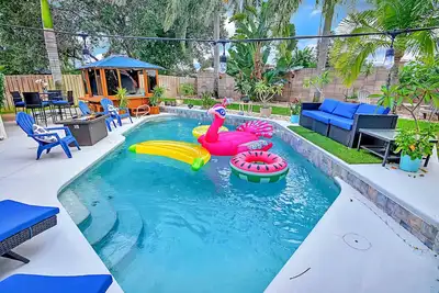 Image de Urban Oasis w/Hot Tub, Heated Pool and Private Movie Theater by RedAwning