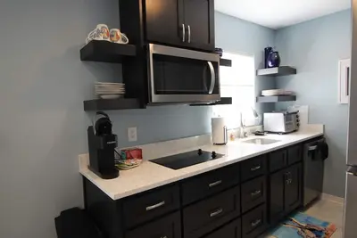 Image de Easy walk to downtown restaurants and half a mile to the beach!