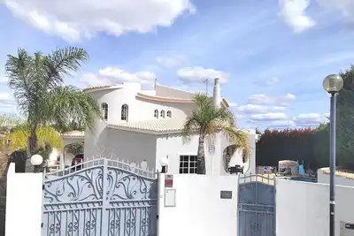 Image de Clean and safe certification luxury villa minutes from the beach with  Aircon