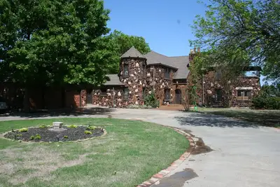 Image de Small Mansion near State Park and Casino