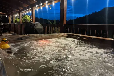 Image de Just Because~Modern Smoky Mountain Cabin~Private Hot Tub~Pool Table~Games