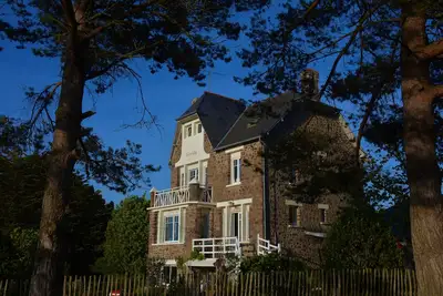 Image de Appartement en rez de jardin d'une villa Art Deco de 1925 200m plage & golf