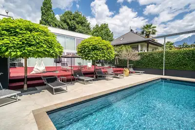 Image de Appartement \"goldfinger unique Apartment\" avec vue sur les montagnes, jardin et piscine