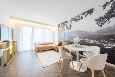 Image de L'élégant \"goldfinger individual Apartment\" avec Wi-Fi et piscine extérieure