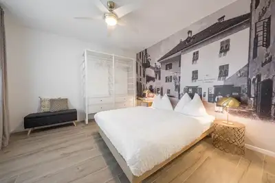 Image de L'élégant \"Goldfinger Unique Apartment\" unique avec vue sur le jardin et piscine extérieure